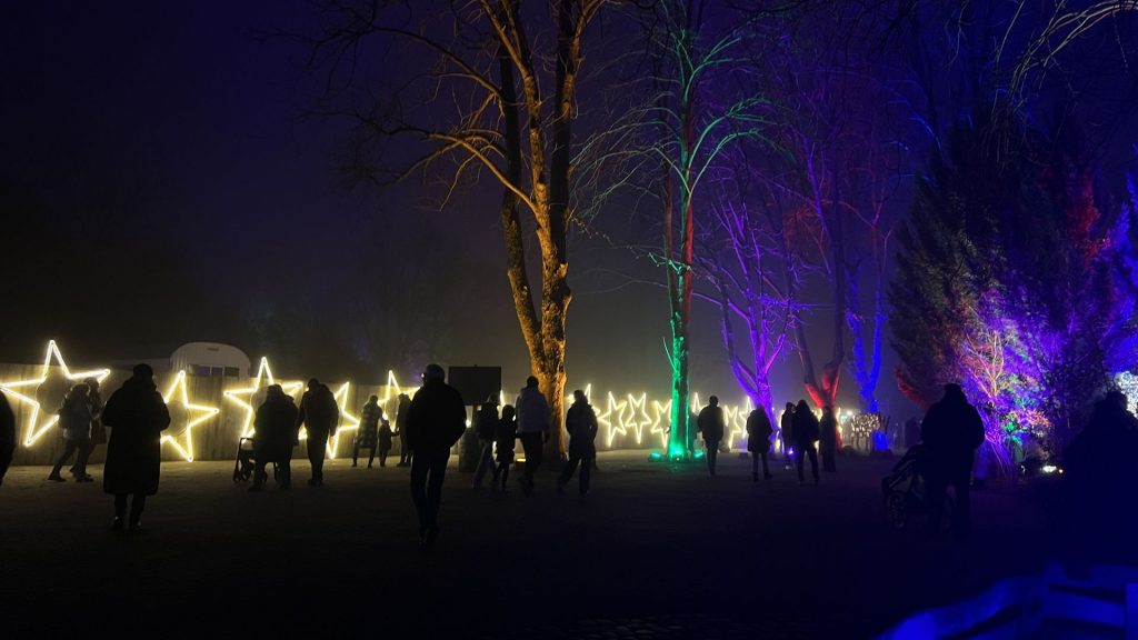 Lichtertunnel im Christmas Garden Hannover, festliche Stimmung beim Seglertreff.