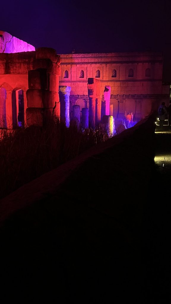 Künstlerische Lichtinstallation im Christmas Garden Hannover am Abend des Seglertreffs.