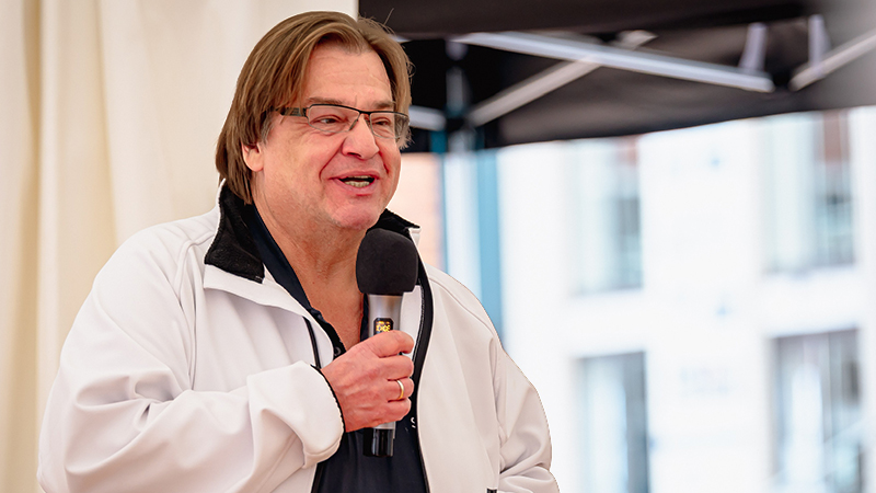 Michael Köhler bei einer Veranstaltung am Mikrofon