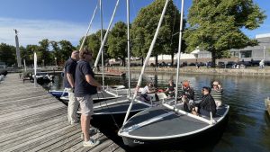 Gemeinsames Segeln beim Seglertreff Hannover auf dem Maschsee mit Teilnehmenden aller Altersgruppen.