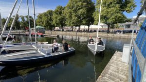 Erfahrener Segler unterstützt Anfänger während des Seglertreff-Segelns mit der Maschseeschule Nord.