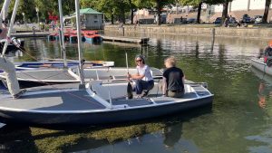 Teilnehmende des Seglertreffs Hannover bereiten die Jollen der Maschseeschule Nord zum Ablegen vor.