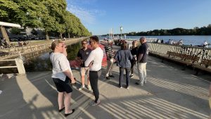 Teilnehmende des Seglertreffs Hannover stehen entspannt zusammen am Steg nach dem Segeln.