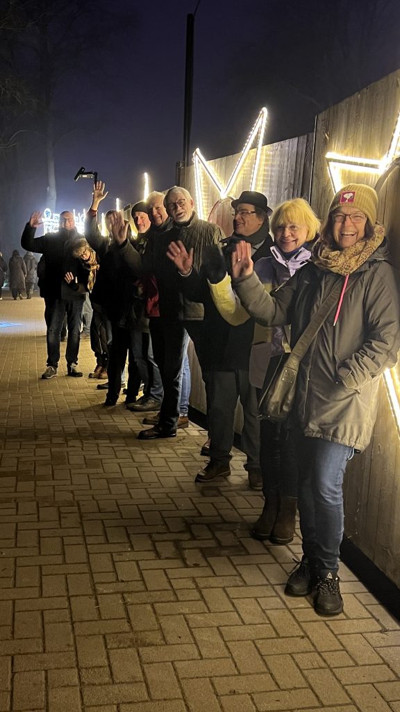 Gruppenfoto des Seglertreffs Hannover beim Besuch des Christmas Garden 2024