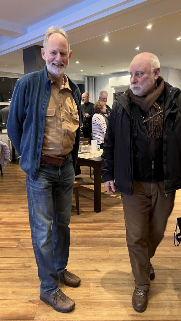 Teilnehmende des Seglertreffs Hannover im Gespräch auf dem Gelände des Hannoverschen Yachtclubs.